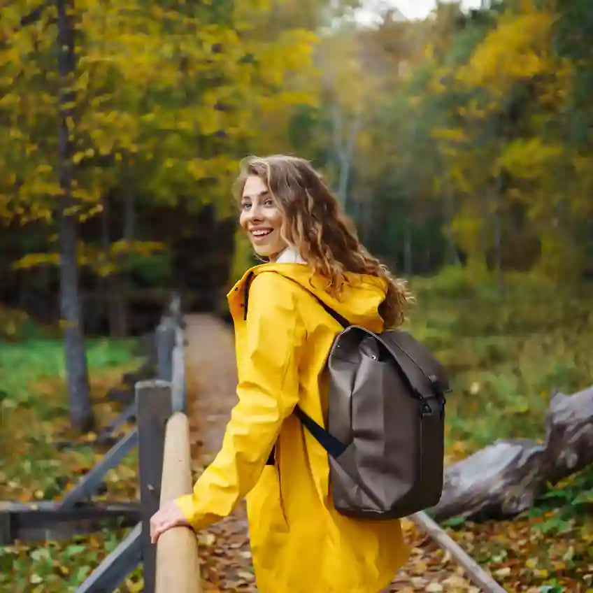Kvinna med vattentät ryggsäck i stadsmiljö – perfekt för regniga dagar