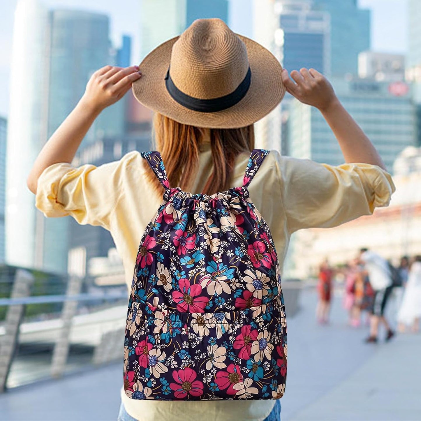 Kvinna bär blommig ryggsäck dam i stadsmiljö