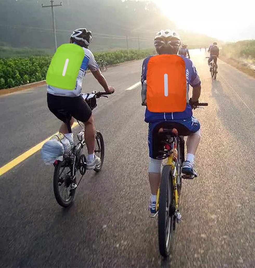 Två cyklister med orange varsel ryggsäckar i rörelse på landsväg