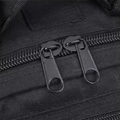 Dubbel dragkedja på svart varsel ryggsäck i närbild