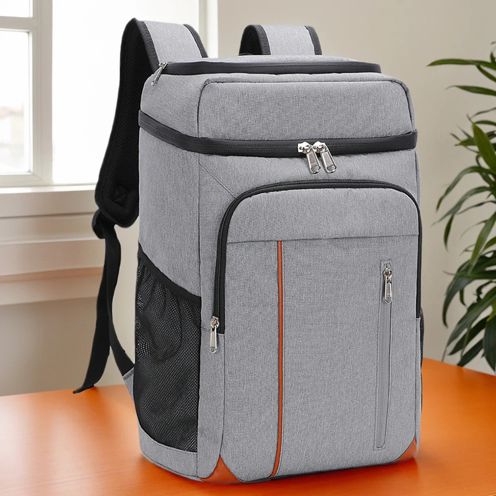  Grå kylryggsäck placerad på ett bord, idealisk för arbete och utflykter