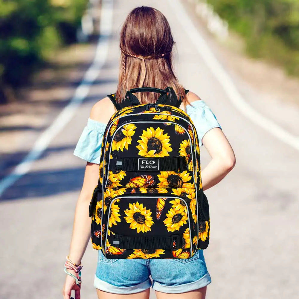 Kvinna bär solrosmönstrad ryggsäck med datorfack, bekväm för skola och resor