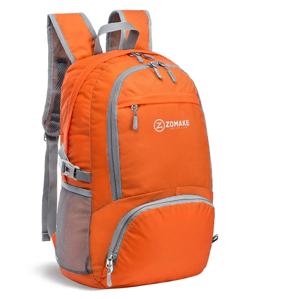 Hopvikbar Reseryggsäck i orange färg med ergonomisk passform och flera förvaringsfack. Perfekt för resenärer.