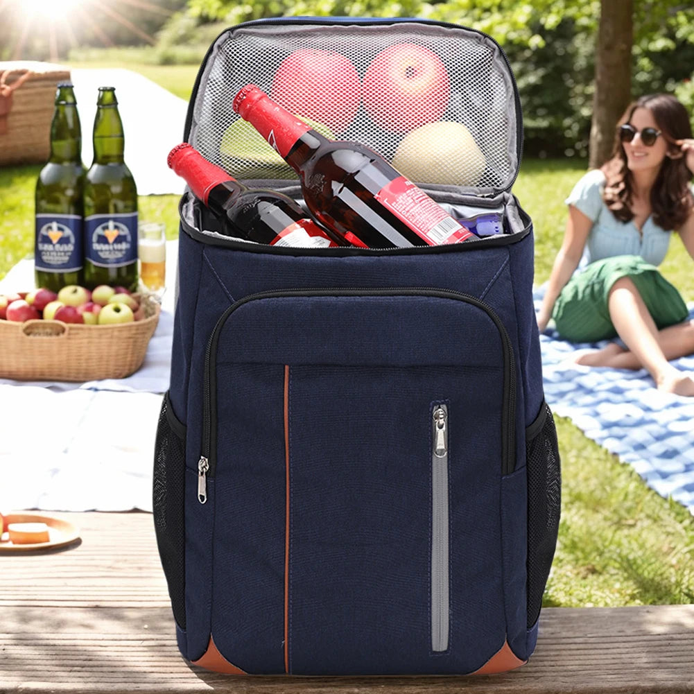 Kylryggsäck fylld med dryck och mat, perfekt för picknick och utomhusbruk