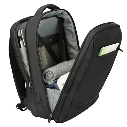 Liten reseryggsäck med rymliga fack för laptop, kläder och viktiga researtiklar