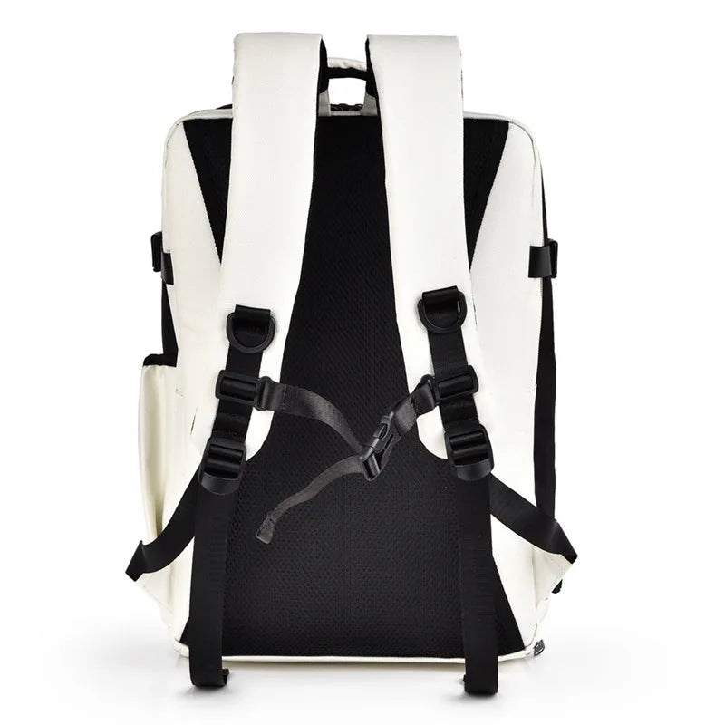 Justerbara och vadderade axelremmar på en vit och svart reseryggsäck 40 liter
