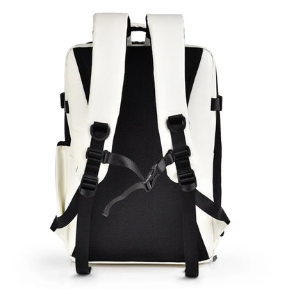 Justerbara och vadderade axelremmar på en vit och svart reseryggsäck 40 liter