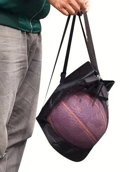 Ryggsäck med bollnät bärs i handen med boll inuti