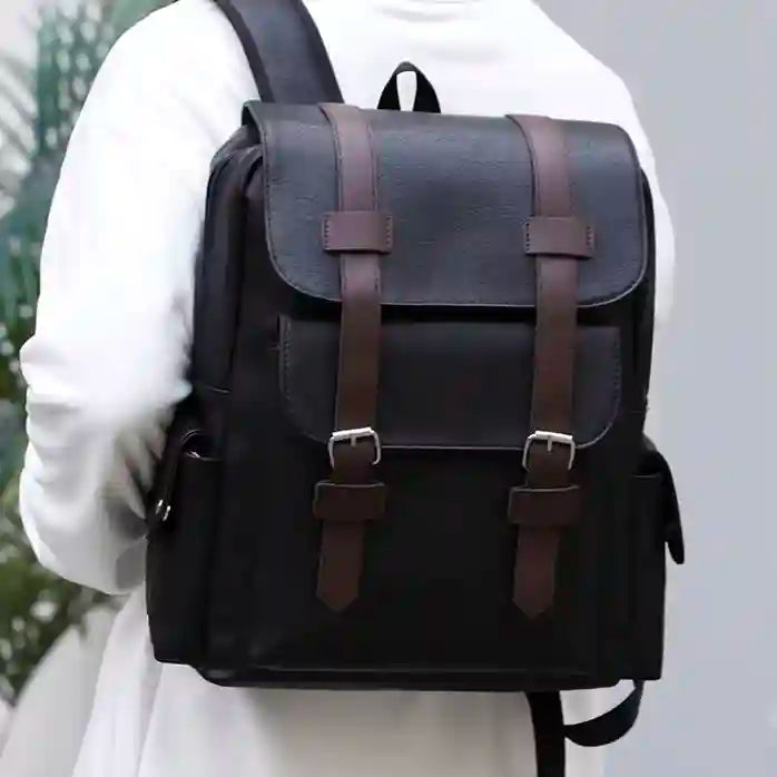 ryggsäck skinn svart använd av kvinna utomhus