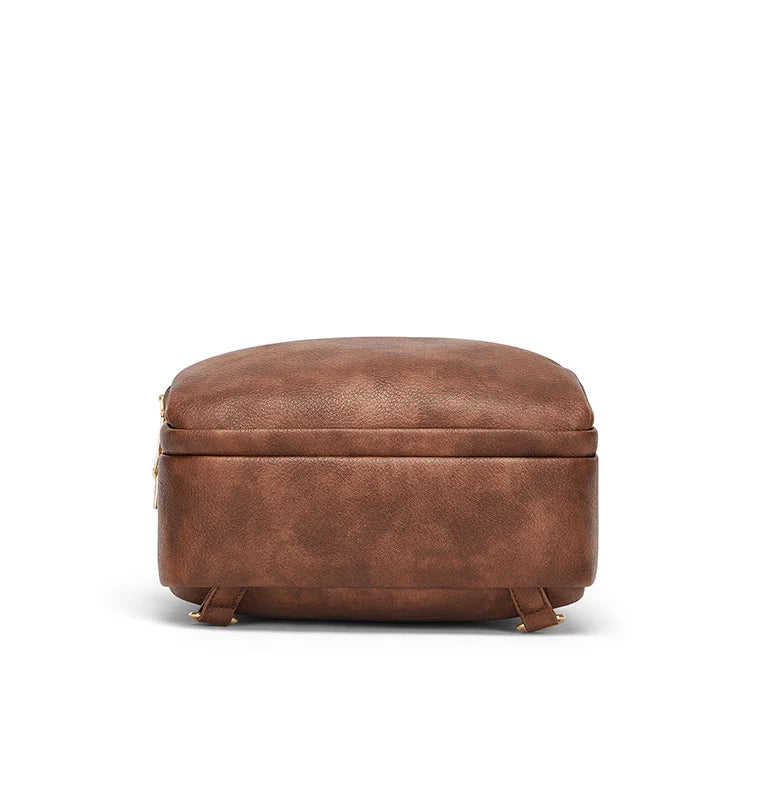 Bottenvy av en slitstark brun läderryggsäck för dam med robust konstruktion