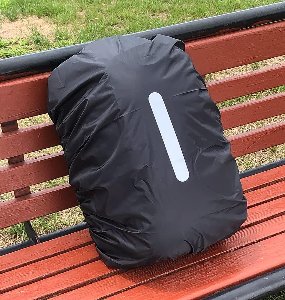 Varsel ryggsäck i svart placerad på parkbänk med tydlig reflex