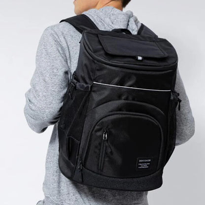 Man bär en svart kylbag ryggsäck, perfekt för pendling och utomhusaktiviteter