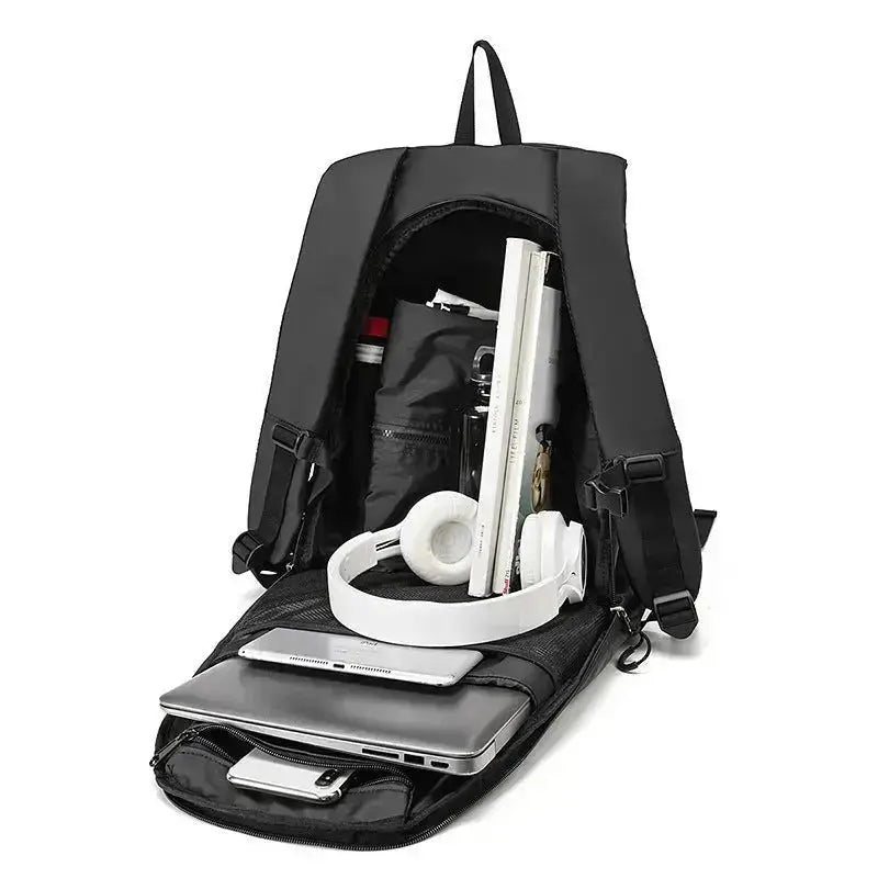 Öppen ryggsäck med reflex, visar förvaring av hörlurar och bok