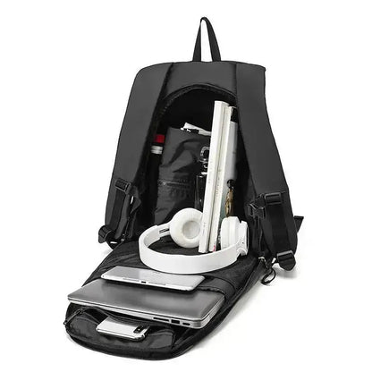 Öppen ryggsäck med reflex, visar förvaring av hörlurar och bok